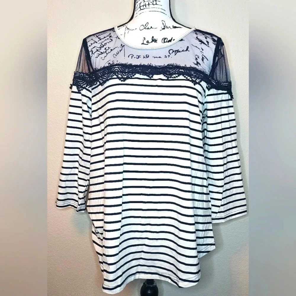 Suzanne Betro Women's  Mesh Yoke Lace Trim Tunic Size Medium NWT $77.00